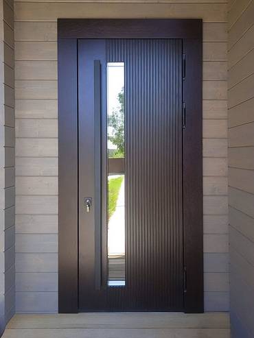 Дверь с узким стеклом